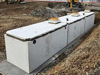 detailní reference, Betonová retenční nádrž pro podtlakovou dešťovou kanalizaci s šoupátky na uzavření nádrží, Valašské Meziříčí, db betonové jímky